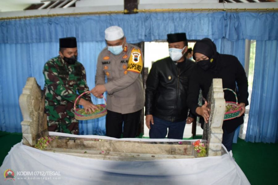 Dandim Tegal  Ziarah ke 5 Makam Sesepuh Tegal