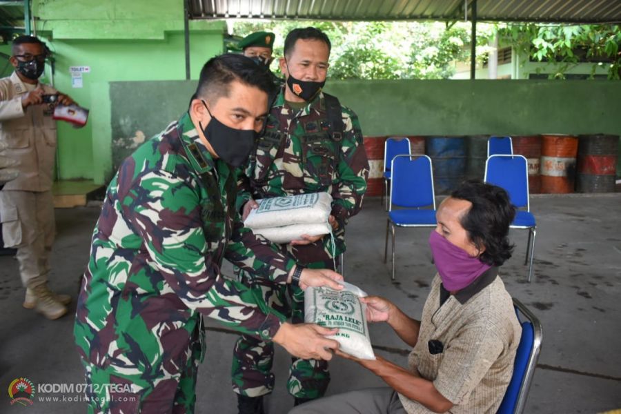 Kodim 0712/Tegal Bagikan 731 Kantong Beras Zakat Fitrah Kepada Masyarakat Yang Berhak Menerimanya