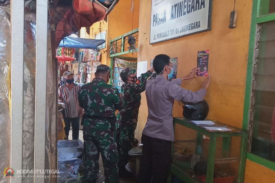 Berbagai Cara Yang Ditempuh, Babinsa Peduli Wilayah Kampanyaken Prokes Lewat Stiker