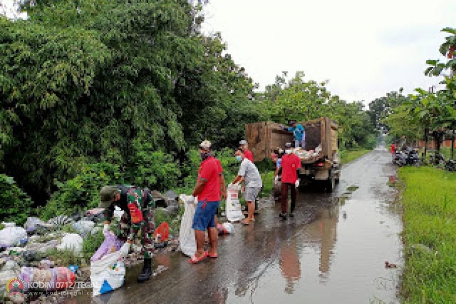 Cegah Banjir, Sampah Di Jatimulya Tersentuh Babinsa Koramil 05/Suradadi Kodim 0712/Tegal