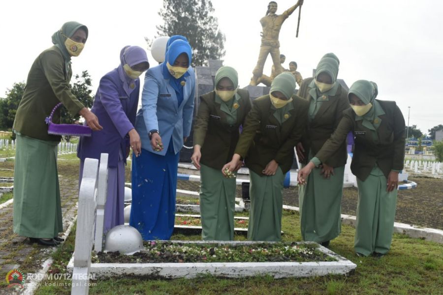 Tabur Bunga Untuk Menghormati Arwah Pahlawan, Persit Tegal Gelar Ziarah Rombongan