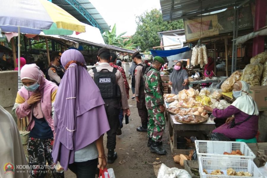 Ajak Warga Patuhi Prokes, Babinsa Bersama Satgas Covid-19 Melaksanakan Operasi Yustisi