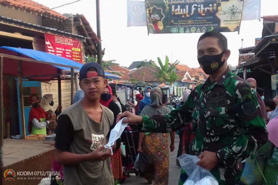Peduli Sesama, Anggota Koramil 22/Dukuhwaru Bagikan Masker Gratis