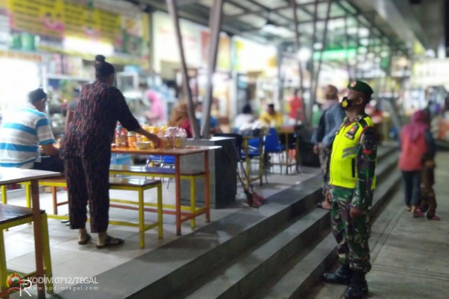 Tekankan Prokes Covid 19, Aparat Gabungan TNI-POLRI Ingatkan Pengunjung Rest Area Pakai Masker