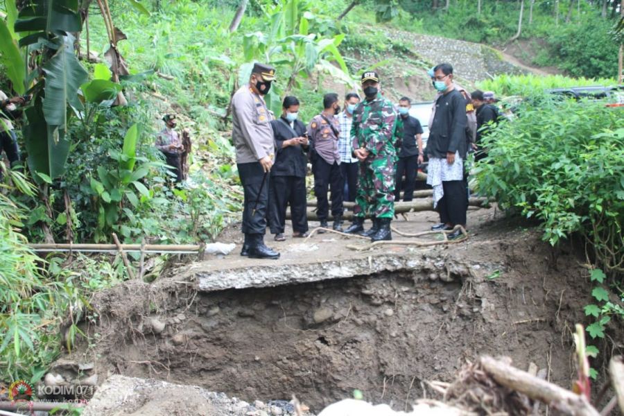 Dandim Tegal Bergerak Cepat Tinjau Lokasi Bencana Alam dan Instruksikan Anggota Bantu Warga