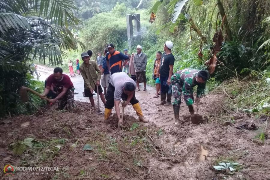 Tanah Longsor Di Jalan Jatinegara, Babinsa Koramil 12/Jatinegara bersama Warga Atasi Cepat