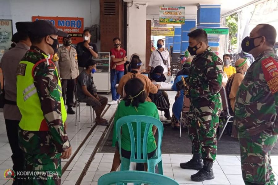 Dandim 0712/Tegal Bersama Kapolresta Tegal Tinjau Pelaksanaan Vaksinasi Pedagang Pasar Pagi