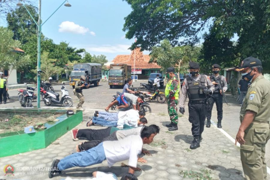 Pelanggar Prokes Dihukum Push Up