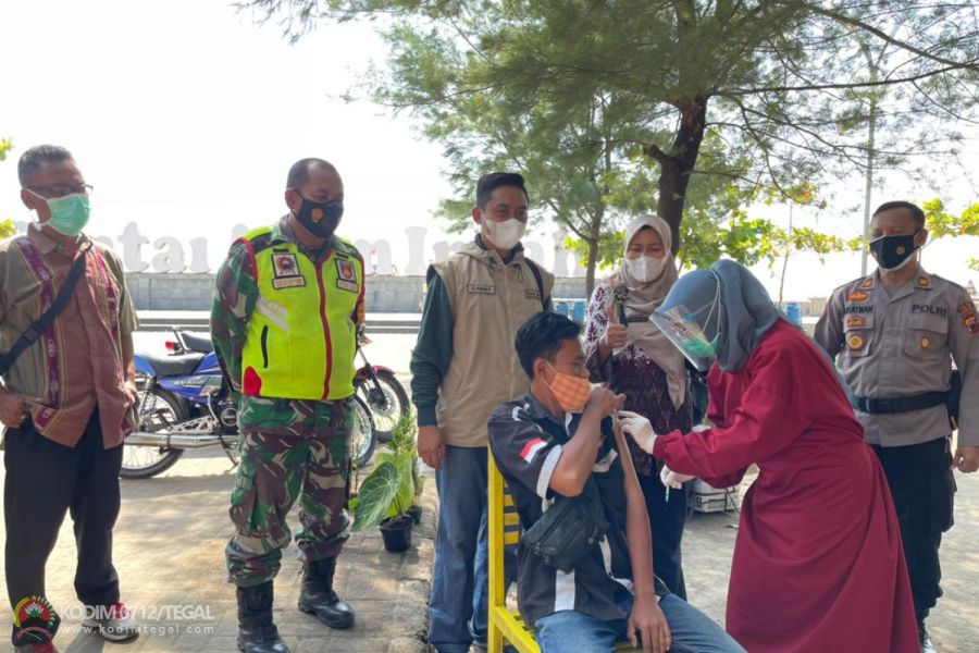 Pengunjung dan Pedagang Pantai Alam Indah Tegal Di-swab Dan Di Vaksin Oleh Petugas Kesehatan