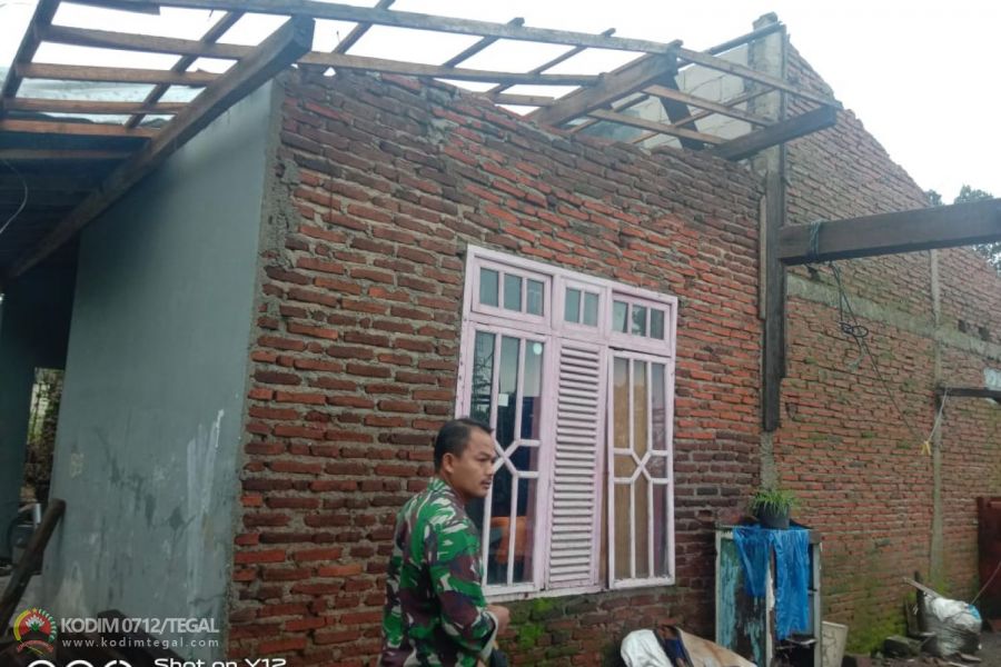 Babinsa Koramil 20/Bojong Kodim 0712/Tegal Bantu Warga Terkena Bencana Angin Kencang