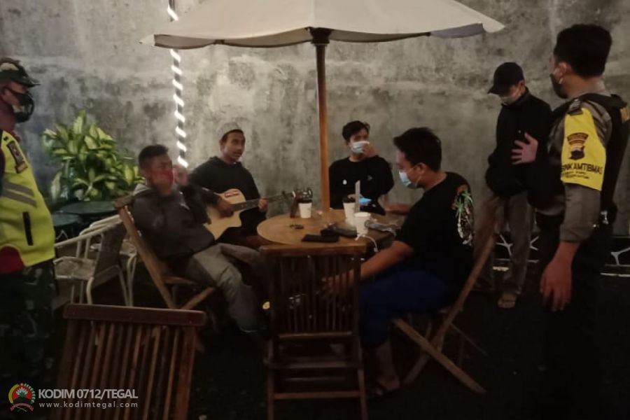 TNI - POLRI Berikan Edukasi Dan Gakplin Prokes Terkait Penanganan Covid – 19 Dan PPKM Mikro