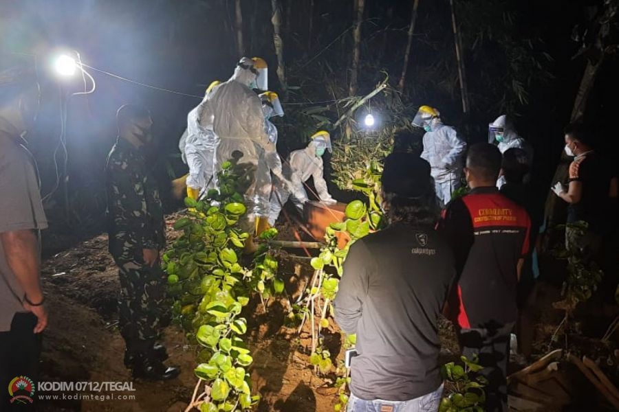 Dampingi Pemakaman Pasien Covid-19, Babinsa Bumijawa Himbau Warga Untuk Tidak Mendekat