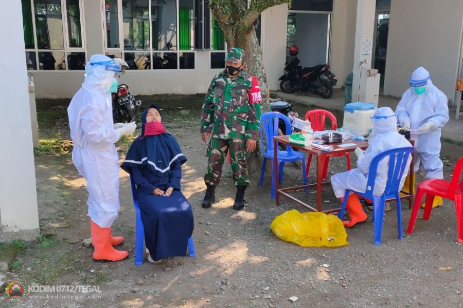 Babinsa Koramil 15/Lebaksiu Dampingi Tracking dan Swab Antigen