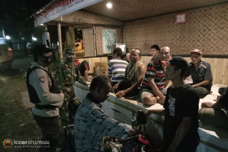 Mengantisipasi Adanya Kerumunan, Babinsa Koramil Dukuhturi Melaksanakan Patroli Malam