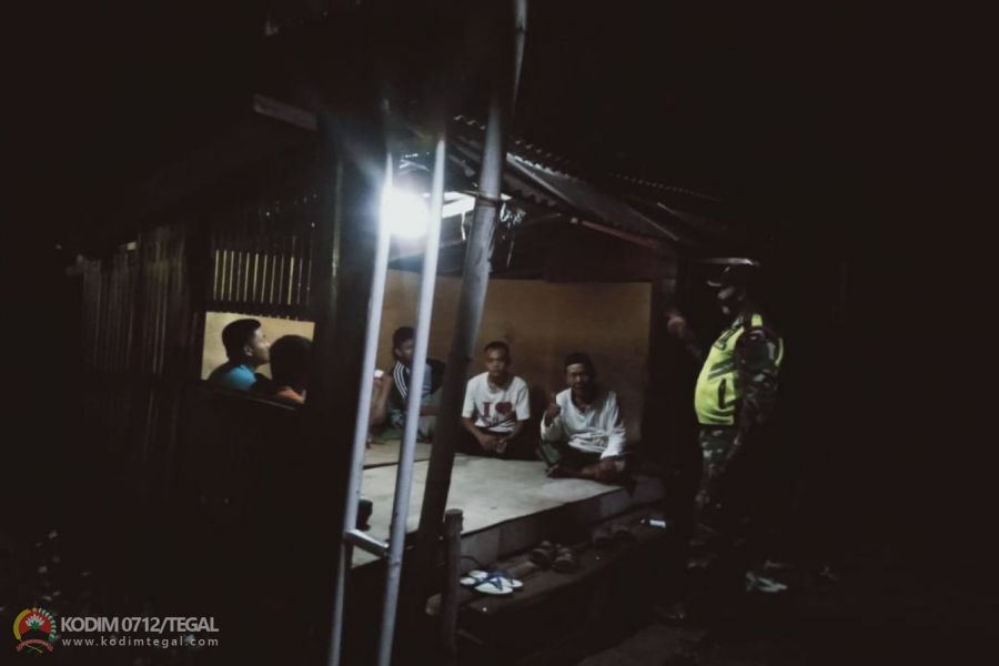 Pastikan Keamanan Wilayah Binaan, Babinsa Cek Pos Ronda