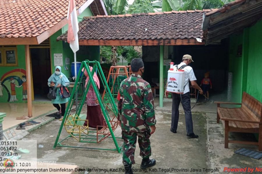 Babinsa Desa Jatiwangi Gerak Cepat Lakukan Penyemprotan Disinfektan