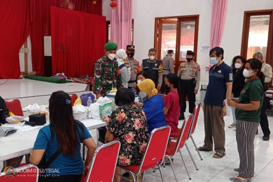 Babinsa Koramil Slawi Kodim Tegal Bangga Melihat Kesadaran Masyarakat Menjalani Vaksinasi Covid-19