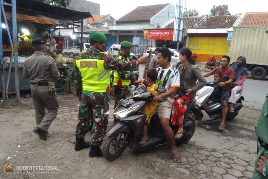 Patroli Yustisi, Babinsa Koramil 09/Tarub Kodim 0712/Tegal Imbau Warga Patuhi Prokes