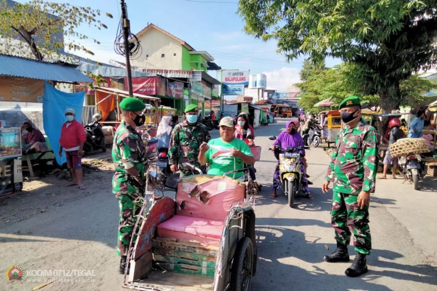 Anggota BKO TNI Wilayah Koramil Balapulang Melaksanakan Operasi Yustisi Dan Berikan Sanksi