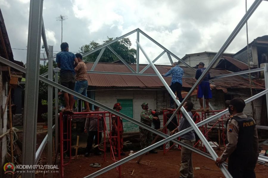 Babinsa Kodim Tegal Bangun Rumah Nenek Sebatangkara