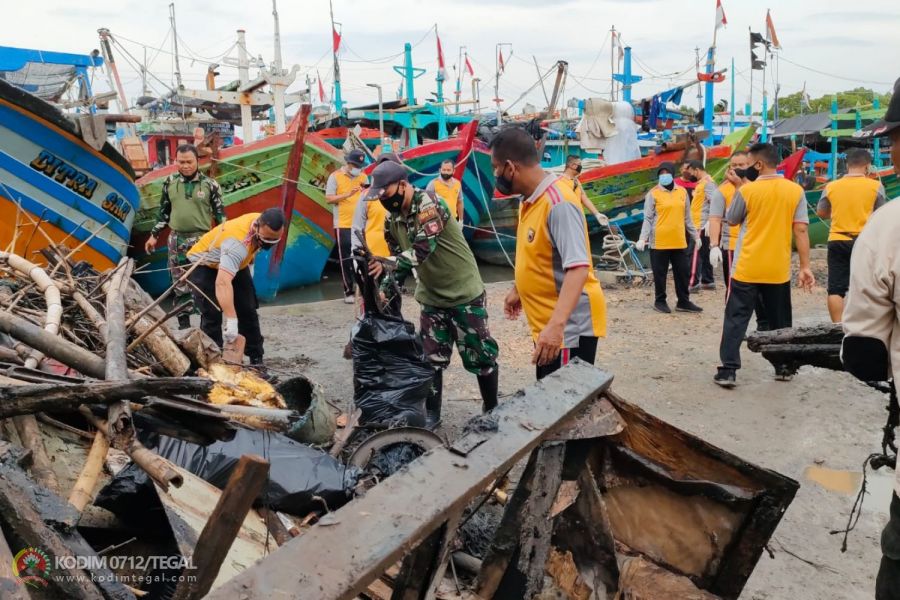 Dalam Rangka Hari Nusantara, Anggota Kodim Tegal Melaksanakan Aksi Bersih – bersih Pelabuhan