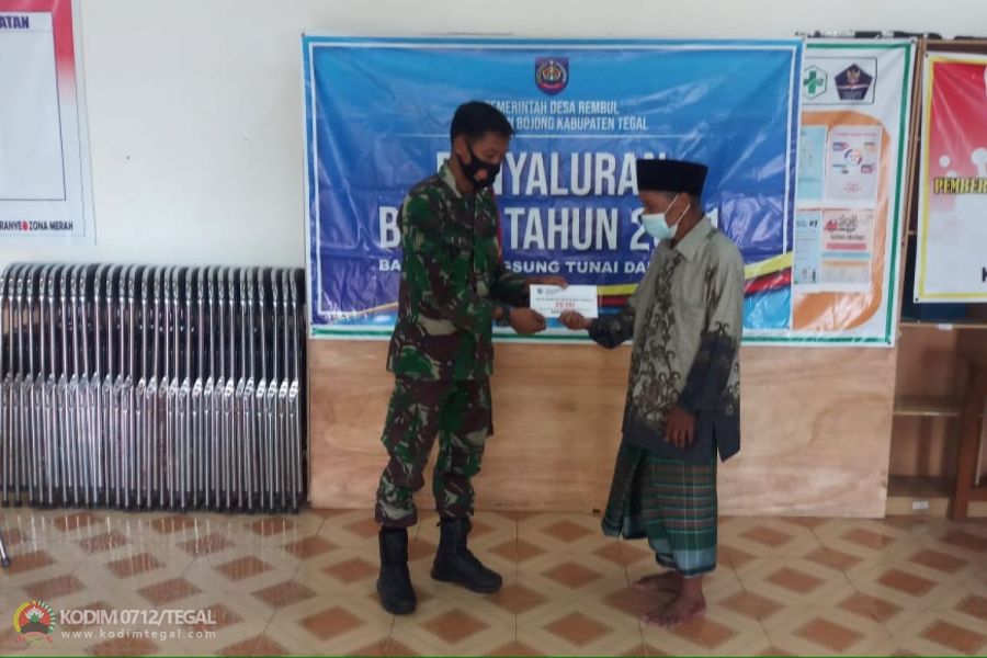 Babinsa Koramil Bojong Kodim Tegal Secara Simbolis Memberikan BLT DD dan Lakukan Pengamanan