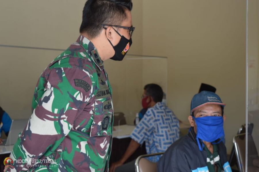 Dandim Tegal Tinjau Pelaksanaan Vaksinasi Massal Covid-19 Bagi Lansia