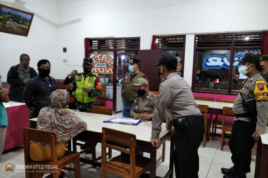 Awasi Aktivitas Rumah Makan, Petugas Satgas Covid 19 beri Edukasi Prokes