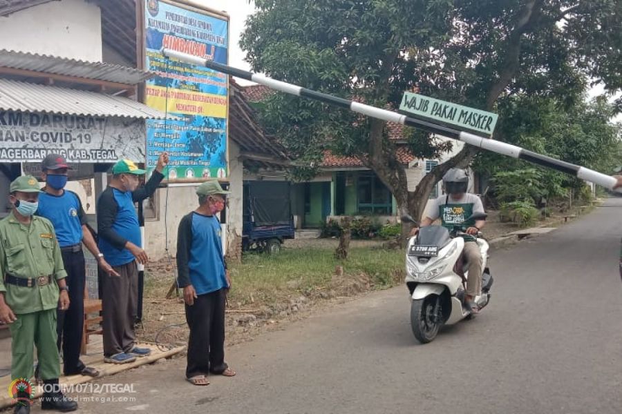 Babinsa Peduli Wilayah Koramil Pagerbarang Bantu Penyekatan Jalan Desa