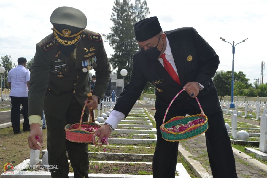 Dandim 0712/Tegal Pimpin Ziarah Rombongan Di Hari Pahlawan