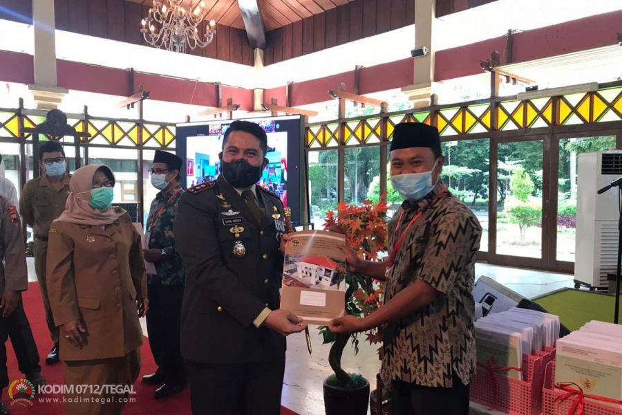Dandim Tegal Secara Simbolis Bagikan Sertipikat Tanah Kepada Masyarakat Kabupaten Tegal
