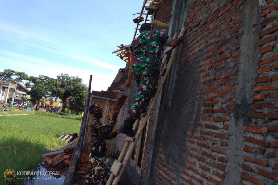 Bentuk Kepedulian, Babinsa Koramil Pagerbarang Kodim Tegal Bergotong Royong Membantu Perbaiki Atap