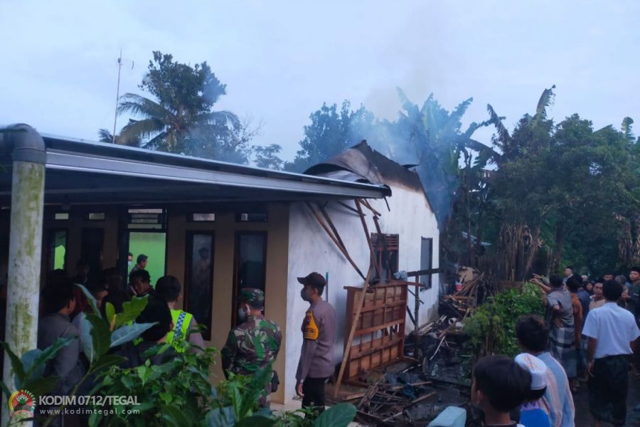 Si Jago Merah Lalap Rumah Warga Ds. Sumbarang Kecamatan Jatinegara