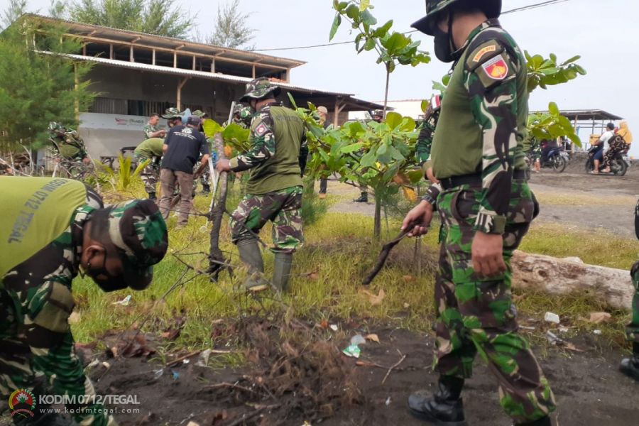 Sambut HUT Infanteri, Kodim 0712/Tegal Gelar Karya Bakti Bersih Pantai dan Bakti Sosial.
