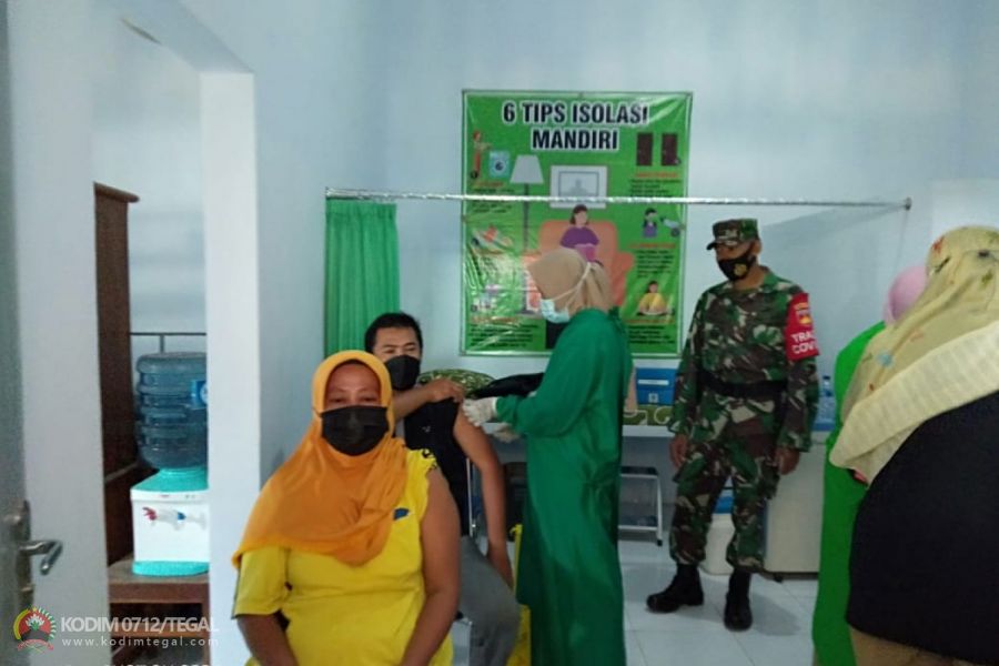 Babinsa Koramil 09/Tarub Kodim 0712/Tegal Kawal Kegiatan Vaksinasi