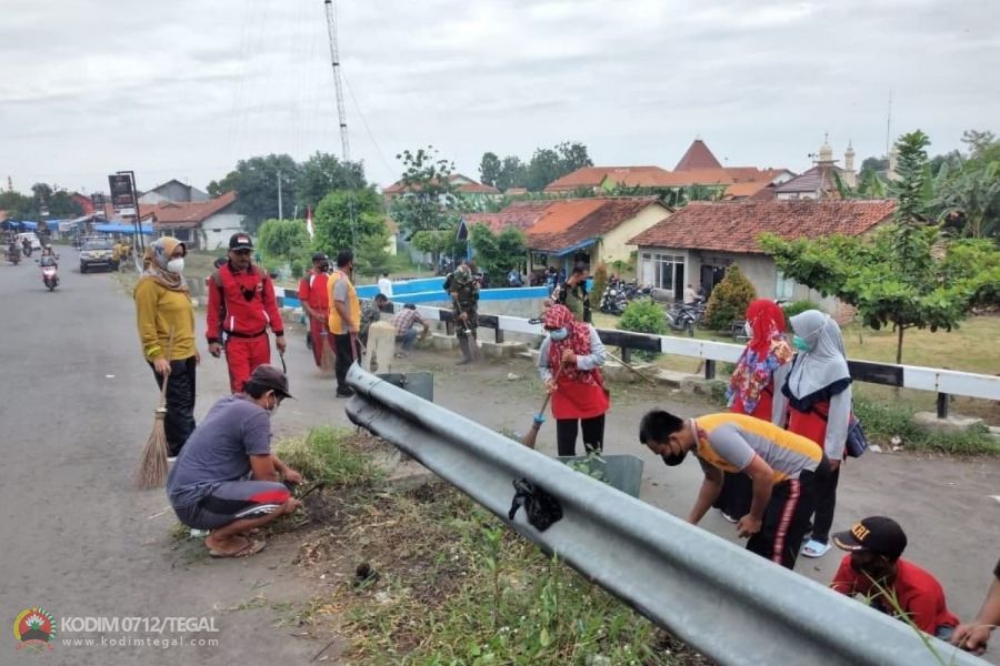 Jum’at Bersih, Babinsa Koramil Talang Bersama Warga Desa Pesayangan Kerja Bakti Bersihkan Jalan