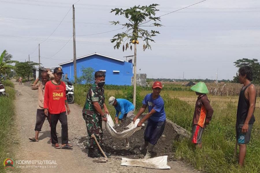 Babinsa Koramil Kedungbanteng Kodim 0712 Tegal bersama Kades dan Warga benahi secara Gotong royong