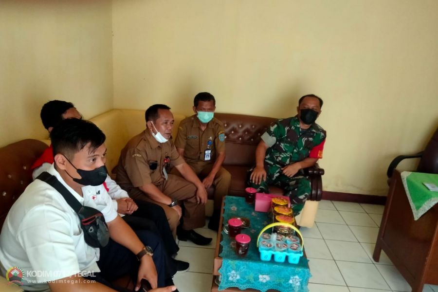 Pencapaian Target Vaksinasi, Babinsa Gelar Komsos Dengan Perangkat Desa