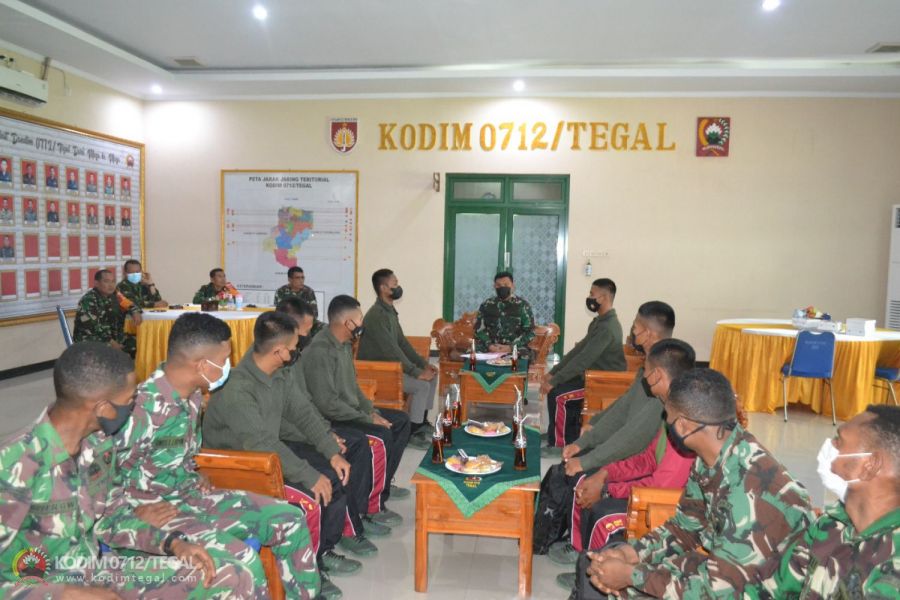 Dandim Tegal Memberikan Arahan Kepada  Bintara Otsus dan Personil Komponen Cadangan