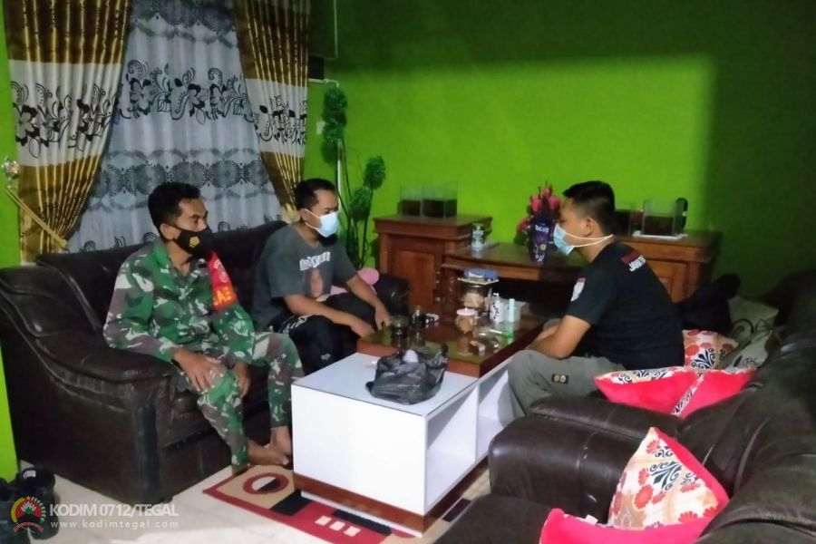 Komsos di Rumah Warga, Babinsa Koramil Tarub Kodim Tegal Tak Lupa Tekankan Protokol Kesehatan