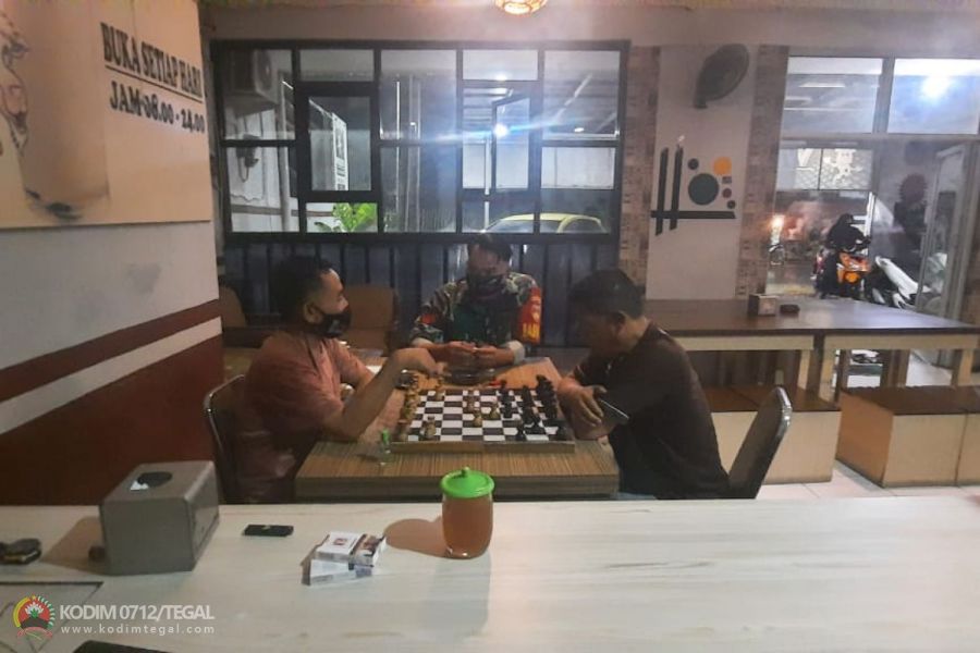Dengan Bermain Catur , Cara Babinsa Dekat Dengan warga Binaan