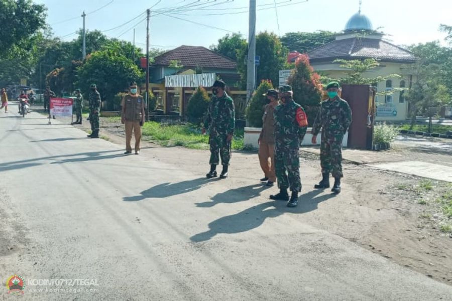 Menumbuhkan Kesadaran Masyarakat, Babinsa Bagikan Masker Bersama Satgas Covid 19