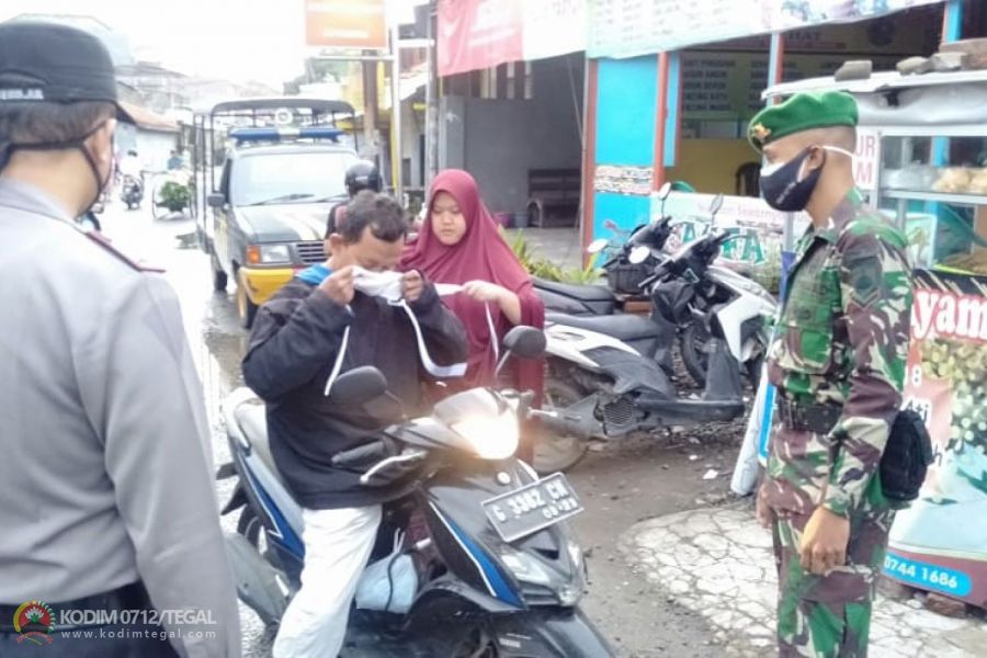 Anggota BKO Satgas Covid-19 Kodim Tegal Wilayah Kecamatan Tegal Barat Gelar Operasi Yustisi