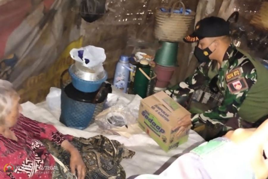 Hidup Sebatangkara dan Sakit, Danramil Bojong Berikan Bantuan Kepada Nenek Sariyah