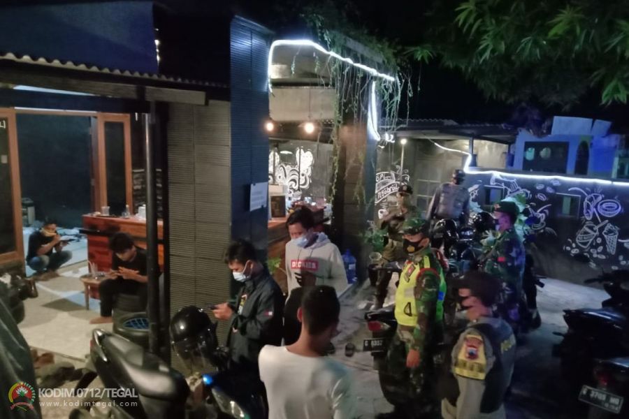 Cegah Penyebaran Covid-19, Koramil Slawi Bersama Polsek Slawi Bersinergi Melaksanakan Patroli