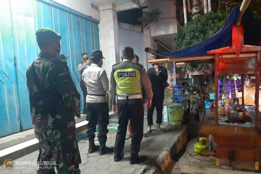 PPKM Darurat, Anggota BKO Wilayah Koramil 01/Tegal Barat Sinergi TNI - Polri Terus Perketat Prokes