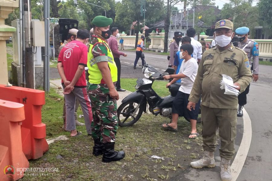 Peduli Kesehatan Warga, Anggota Kodim 0712/Tegal Bagikan Masker Gratis
