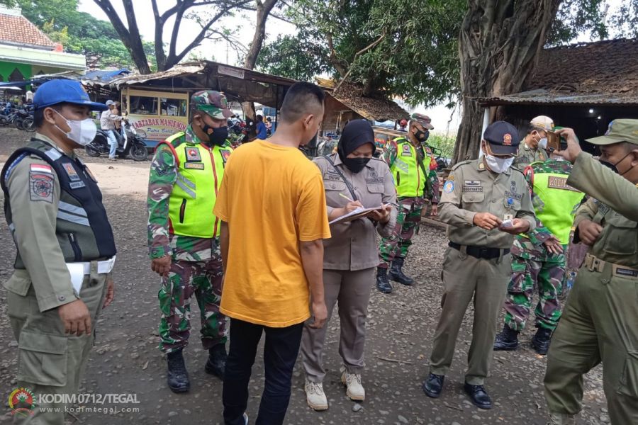 Babinsa Koramil 12/Jatinegara Kodim Tegal Kawal Pelaksanaan Patroli Yustisi