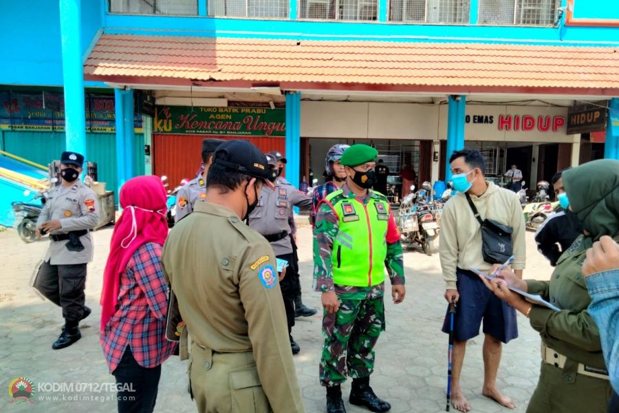 Penerapan Protokol Kesehatan di Pasar Banjaran Terus Digaungkan Aparat Satgas Covid 19 Kodim Tegal