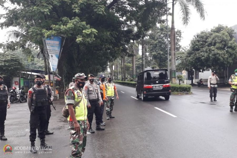 Disiplinkan Warga, Anggota Kodim Tegal Bersama Satgas Covid -19 Kabupaten Tegal Melaksanakan Patroli